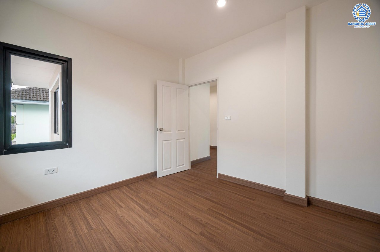 บ้านมือสองตกแต่งใหม่ โครงการ วรารมย์ เพชรเกษม81 แบรนด์ Q.House รองรับทุกความสุขใกล้ส่วนกลาง เนื้อที่ 64.1 ตร.ว. ฟังก์ชัน 4 ห้องนอน 3 ห้องน้ำ 1 ห้องอเนกประสงค์ จอดรถได้ 2 คัน บนทำเลใกล้ The Mall บางแค และเชื่อมต่อ ถนนกาญจนาฯ ถนนบางบอน และถนนพุทธมณฑลสาย4